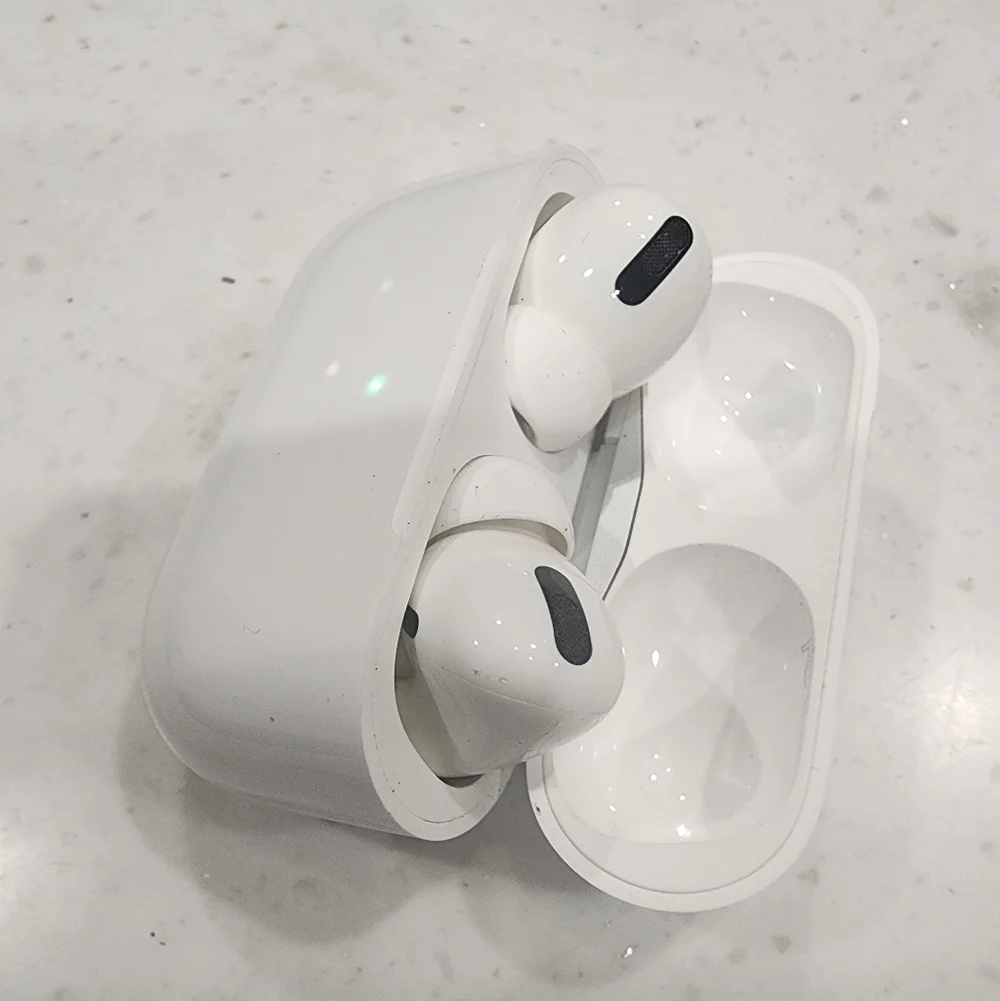 Apple Airpods Pro NWOB White New Noise Cancelling Earbuds Bluetooth